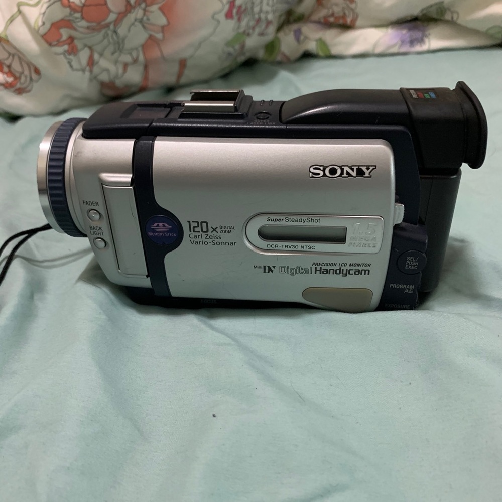 Video camera - Picture 3 of 5